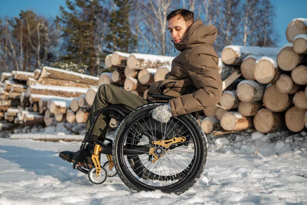 Инвалидная коляска для зимы: что важно учитывать при выборе и эксплуатации