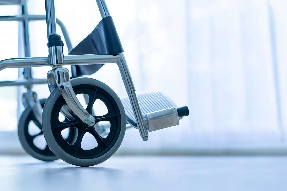 Какие колеса для инвалидной коляски лучше: с пневматическими или цельнолитыми шинами?